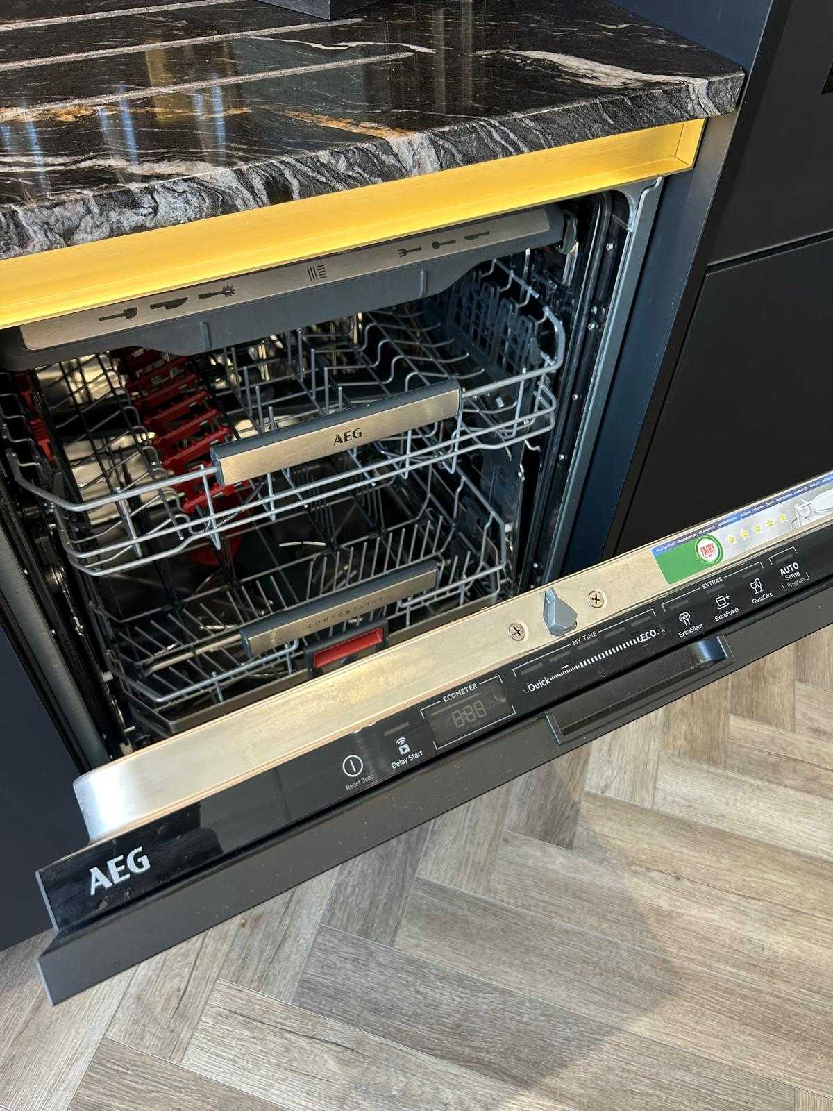 Rotpunkt Matt Black Handleless Kitchen thumbnail 15